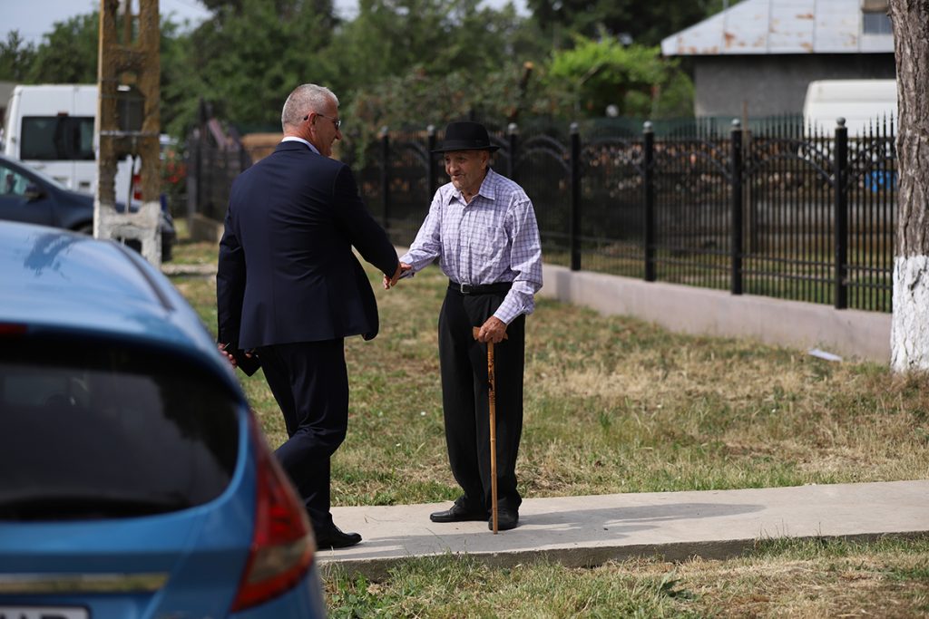 REPORTAJ Alegeri 2024 | Poliție, jandarmi și o bunică speriată de propria nepoată la Belciugatele: „M-a făcut în tot felul că am urcat în mașina primarului!” 39 mitus vot belciugatele 55