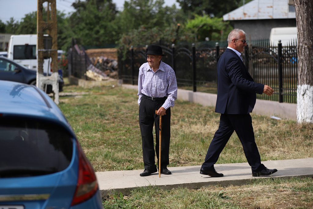 REPORTAJ Alegeri 2024 | Poliție, jandarmi și o bunică speriată de propria nepoată la Belciugatele: „M-a făcut în tot felul că am urcat în mașina primarului!” 40 mitus vot belciugatele 56