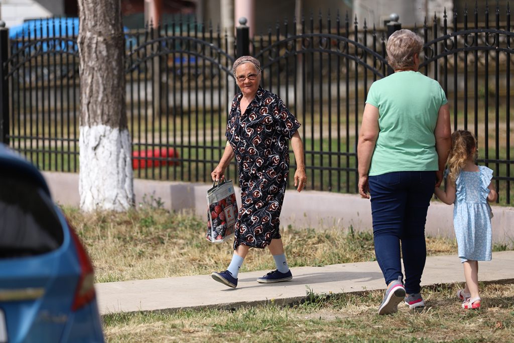 REPORTAJ Alegeri 2024 | Poliție, jandarmi și o bunică speriată de propria nepoată la Belciugatele: „M-a făcut în tot felul că am urcat în mașina primarului!” 41 mitus vot belciugatele 57