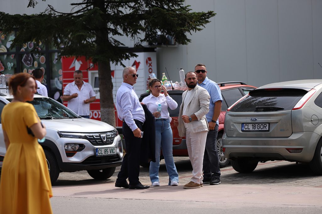 REPORTAJ Alegeri 2024 | Poliție, jandarmi și o bunică speriată de propria nepoată la Belciugatele: „M-a făcut în tot felul că am urcat în mașina primarului!” 43 mitus vot belciugatele 62