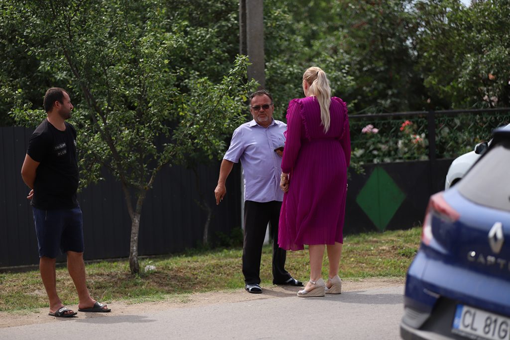 REPORTAJ Alegeri 2024 | Poliție, jandarmi și o bunică speriată de propria nepoată la Belciugatele: „M-a făcut în tot felul că am urcat în mașina primarului!” 44 mitus vot belciugatele 64