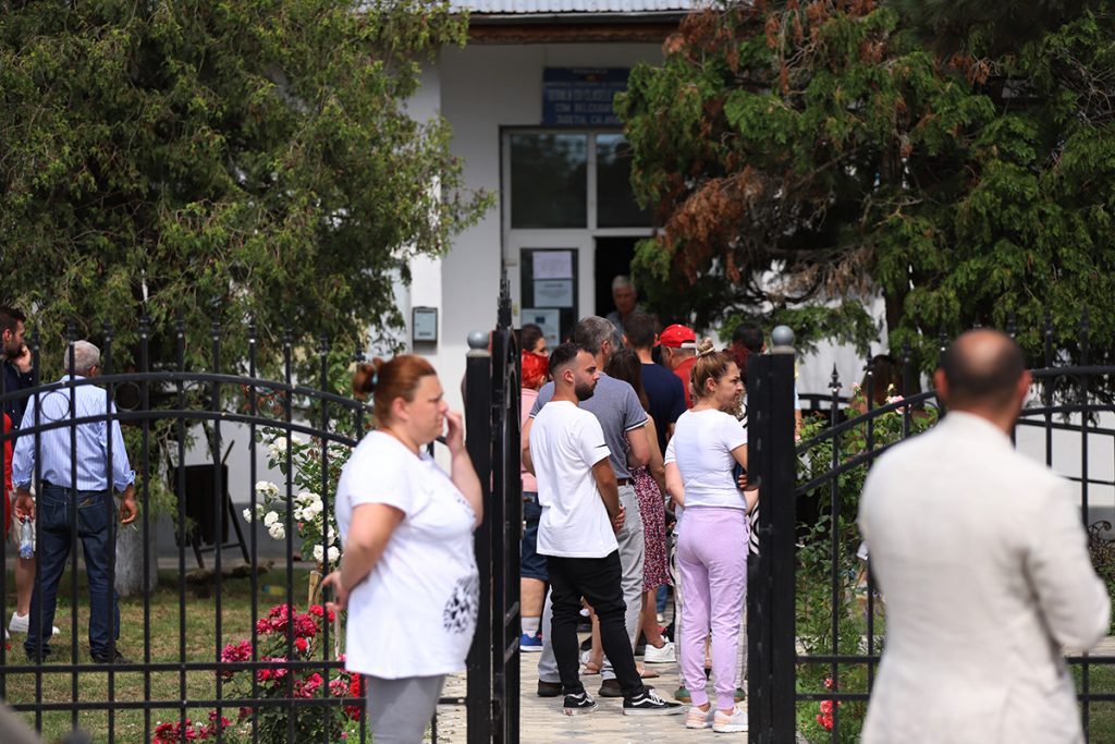 REPORTAJ Alegeri 2024 | Poliție, jandarmi și o bunică speriată de propria nepoată la Belciugatele: „M-a făcut în tot felul că am urcat în mașina primarului!” 45 mitus vot belciugatele 66