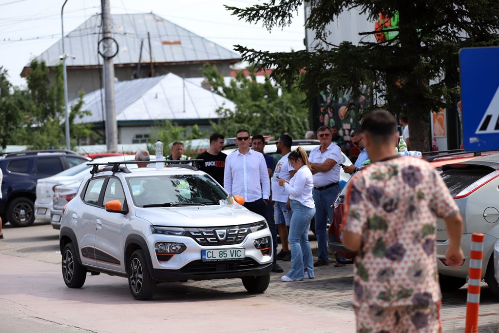 REPORTAJ Alegeri 2024 | Poliție, jandarmi și o bunică speriată de propria nepoată la Belciugatele: „M-a făcut în tot felul că am urcat în mașina primarului!” 47 mitus vot belciugatele 71