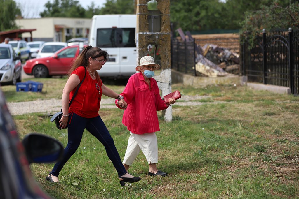 REPORTAJ Alegeri 2024 | Poliție, jandarmi și o bunică speriată de propria nepoată la Belciugatele: „M-a făcut în tot felul că am urcat în mașina primarului!” 48 mitus vot belciugatele 72