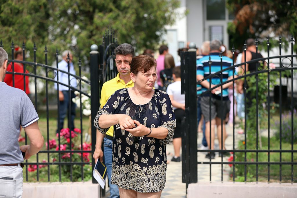 REPORTAJ Alegeri 2024 | Poliție, jandarmi și o bunică speriată de propria nepoată la Belciugatele: „M-a făcut în tot felul că am urcat în mașina primarului!” 49 mitus vot belciugatele 73