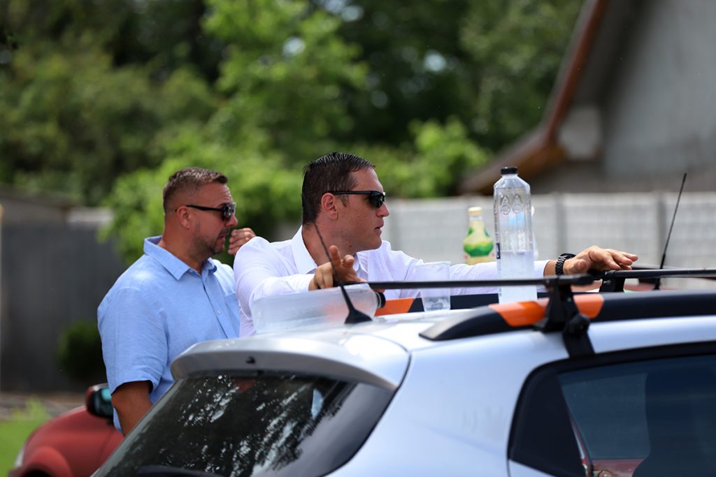 REPORTAJ Alegeri 2024 | Poliție, jandarmi și o bunică speriată de propria nepoată la Belciugatele: „M-a făcut în tot felul că am urcat în mașina primarului!” 50 mitus vot belciugatele 75