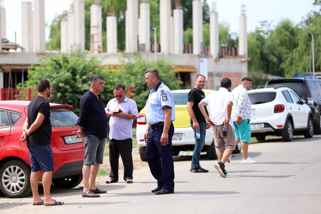 REPORTAJ Alegeri 2024 | Poliție, jandarmi și o bunică speriată de propria nepoată la Belciugatele: „M-a făcut în tot felul că am urcat în mașina primarului!” 4 mitus vot belciugatele 77