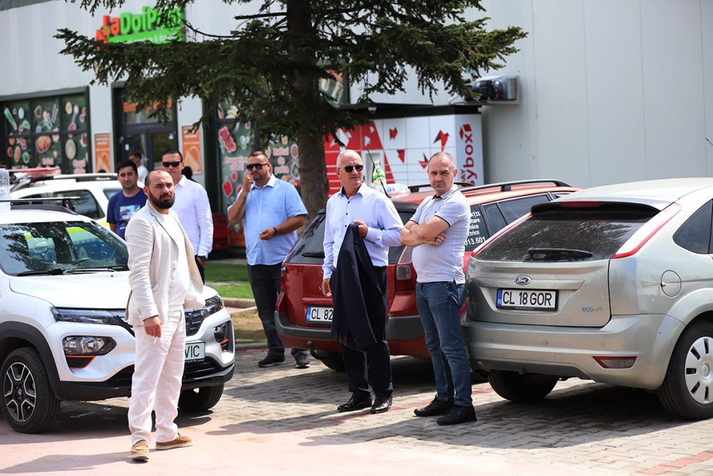 REPORTAJ Alegeri 2024 | Poliție, jandarmi și o bunică speriată de propria nepoată la Belciugatele: „M-a făcut în tot felul că am urcat în mașina primarului!” 51 mitus vot belciugatele 78