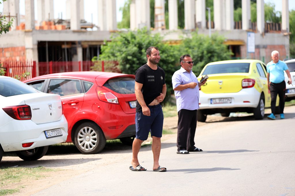 REPORTAJ Alegeri 2024 | Poliție, jandarmi și o bunică speriată de propria nepoată la Belciugatele: „M-a făcut în tot felul că am urcat în mașina primarului!” 52 mitus vot belciugatele 79