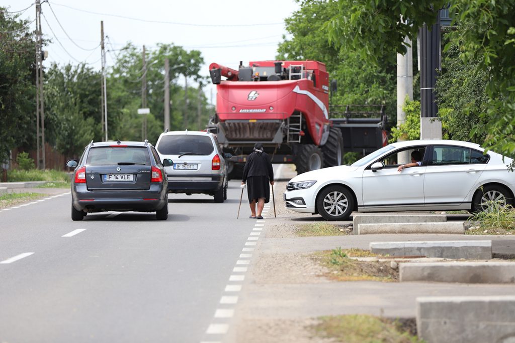 REPORTAJ Alegeri 2024 | Poliție, jandarmi și o bunică speriată de propria nepoată la Belciugatele: „M-a făcut în tot felul că am urcat în mașina primarului!” 10 mitus vot belciugatele 8
