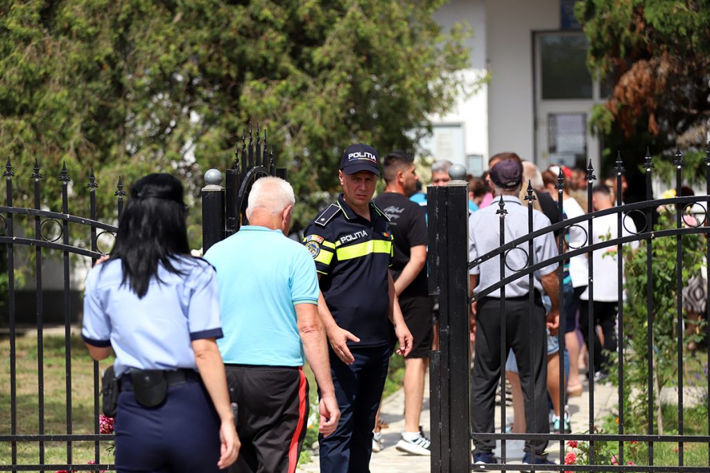 REPORTAJ Alegeri 2024 | Poliție, jandarmi și o bunică speriată de propria nepoată la Belciugatele: „M-a făcut în tot felul că am urcat în mașina primarului!” 1 mitus vot belciugatele 80 1