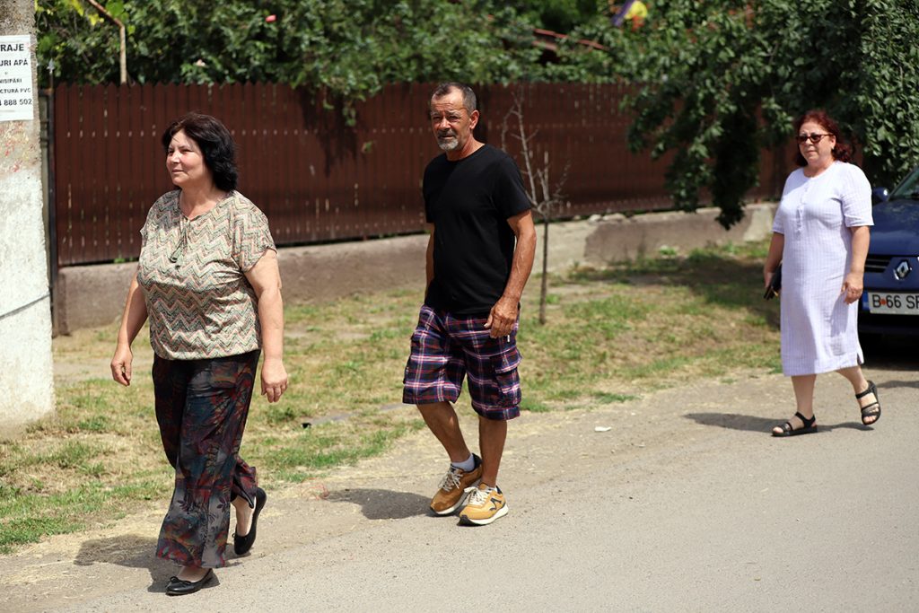 REPORTAJ Alegeri 2024 | Poliție, jandarmi și o bunică speriată de propria nepoată la Belciugatele: „M-a făcut în tot felul că am urcat în mașina primarului!” 54 mitus vot belciugatele 84