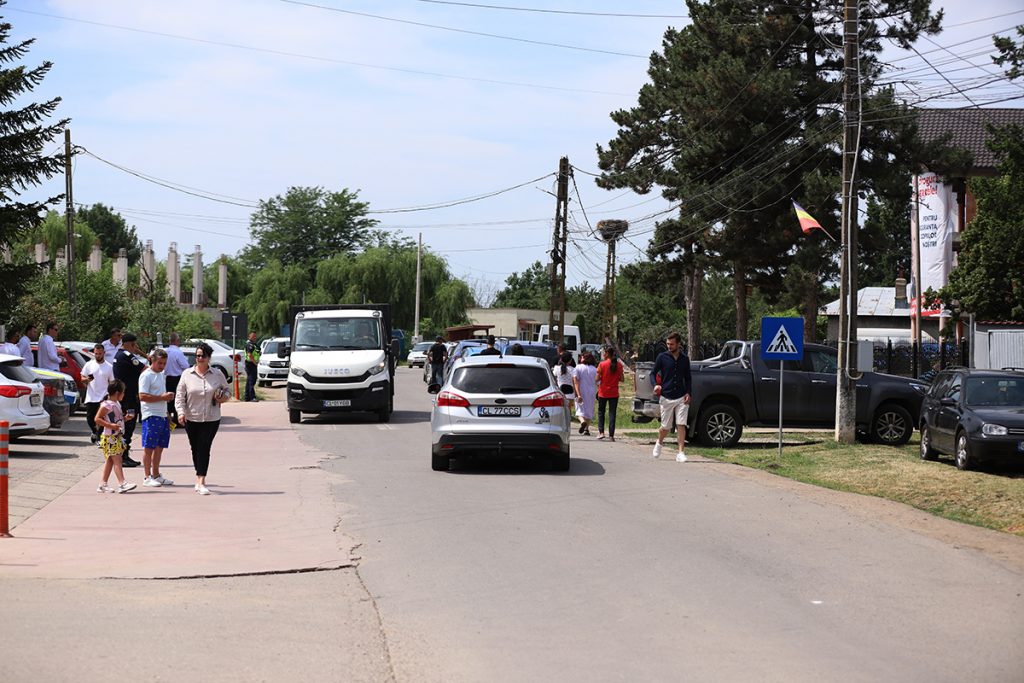 REPORTAJ Alegeri 2024 | Poliție, jandarmi și o bunică speriată de propria nepoată la Belciugatele: „M-a făcut în tot felul că am urcat în mașina primarului!” 55 mitus vot belciugatele 85