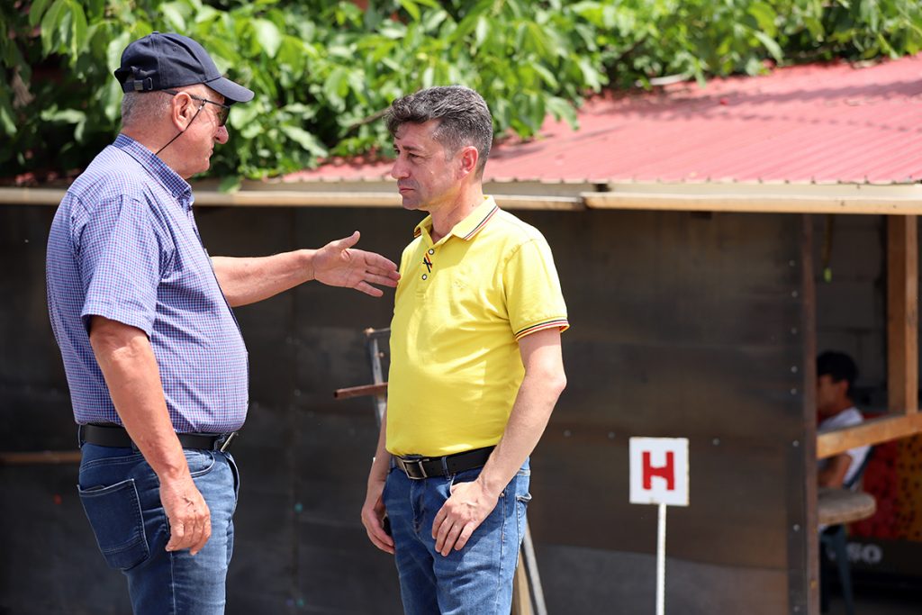 REPORTAJ Alegeri 2024 | Poliție, jandarmi și o bunică speriată de propria nepoată la Belciugatele: „M-a făcut în tot felul că am urcat în mașina primarului!” 5 mitus vot belciugatele 9