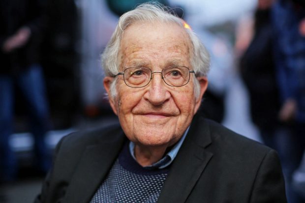 Soția lui Noam Chomsky, nevoită să dezmintă moartea lingvistului în vârstă de 95 de ani: „Nu, este fals”