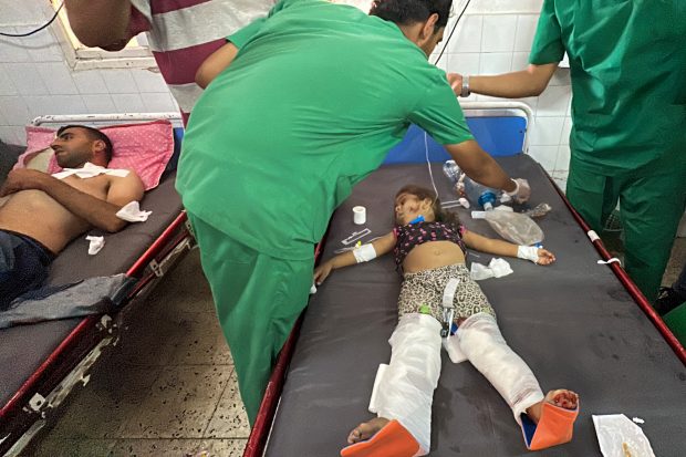 Zeci de copii grav bolnavi au primit permisiunea de a părăsi Fâșia Gaza pentru tratament