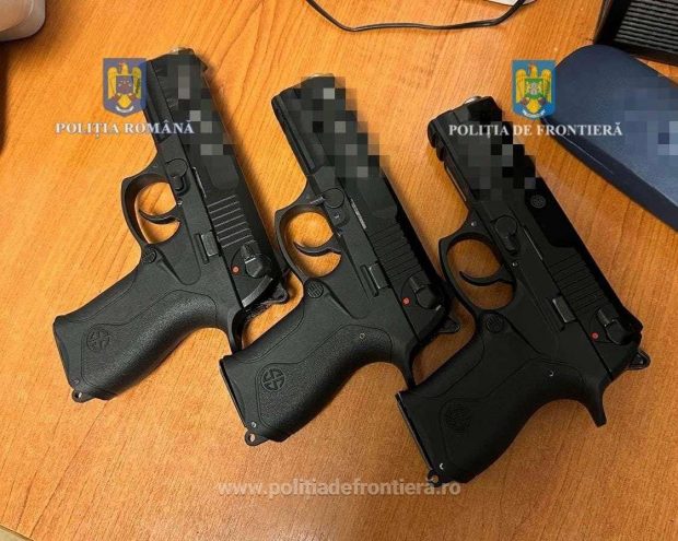 Cetățean turc, reținut la frontieră după ce a fost prins cu 17 pistoale ascunse în camion