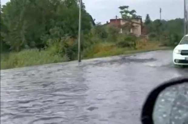 Furtuna a făcut prăpăd în București și în localitățile din jur. Inundații și copaci căzuți în mai multe zone