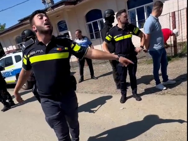 REPORTAJ Lacrimogene de campanie în Mihăilești, Giurgiu: polițiști înarmați și jandarmi au venit să oprească un protest față de primar 14 politia a ordonat eliberarea strazii