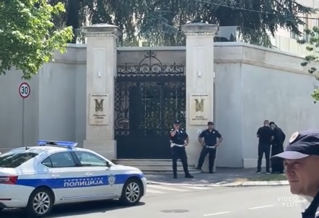 Un bărbat a fost împușcat mortal, după ce a tras cu o arbaletă într-un polițist aflat în fața Ambasadei Israelului din Serbia | VIDEO