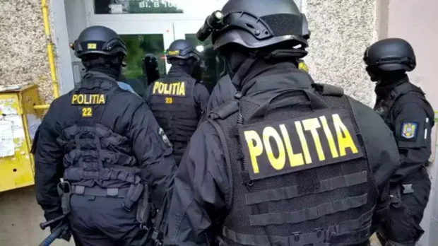 Un fost angajat MAI și un colonel în rezervă, acuzați că au pus bazele unei ample rețele de trafic de migranți. Zeci de percheziții au loc în țară