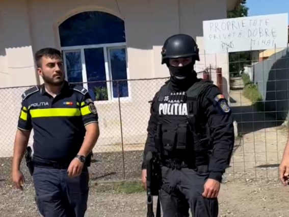 REPORTAJ Lacrimogene de campanie în Mihăilești, Giurgiu: polițiști înarmați și jandarmi au venit să oprească un protest față de primar 6 politisti interventie