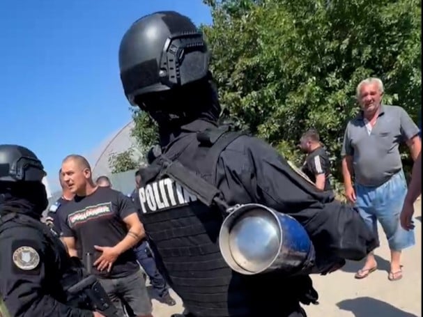 REPORTAJ Lacrimogene de campanie în Mihăilești, Giurgiu: polițiști înarmați și jandarmi au venit să oprească un protest față de primar 15 politisti tun lacrimogene