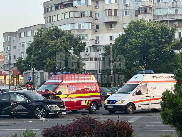 Ambulanţă SMURD aflată în misiune, implicată într-un accident în Constanţa. Trei persoane rănite