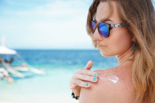 INTERVIU | Cât de periculoasă este expunerea la soare fără protecție. Medic dermatolog: „Cancerul de piele poate să apară la orice vârstă”