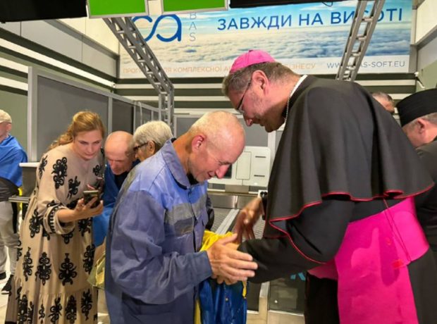 Zece civili, luaţi prizonieri în Rusia şi Belarus, au fost eliberați și s-au întors în Ucraina