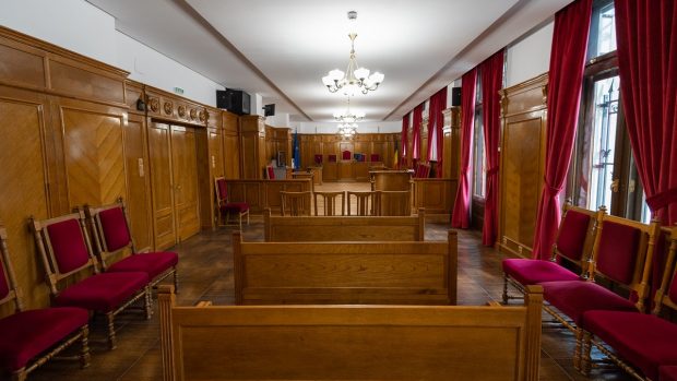 Un procuror din Răducăneni, trimis în judecată după ce, timp de doi ani, a amenințat cu moartea și a violat o minoră