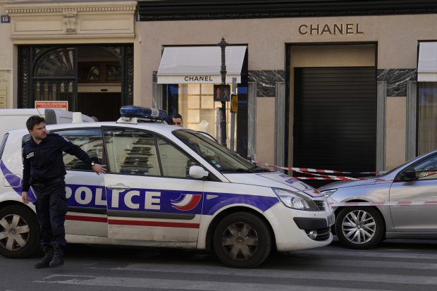 Hoții au spart un butic Chanel de la Paris cu o mașină, pe care ulterior au incendiat-o