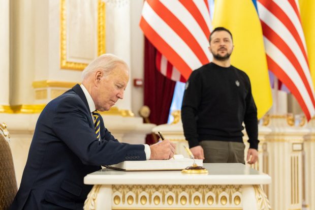 Joe Biden l-a sunat pe Volodimir Zelenski şi a anunţat un nou ajutor militar pentru Ucraina