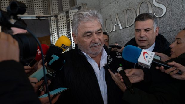Netflix trebuie să scoată din documentarul despre un traficant de droguri spaniol scena când face dragoste cu soția lui, a decis instanța