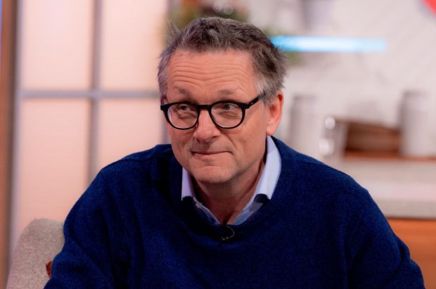 Prezentatorul TV britanic Michael Mosley a dispărut în Grecia după o plimbare pe plajă. Poliția îl caută cu drone și cu câini