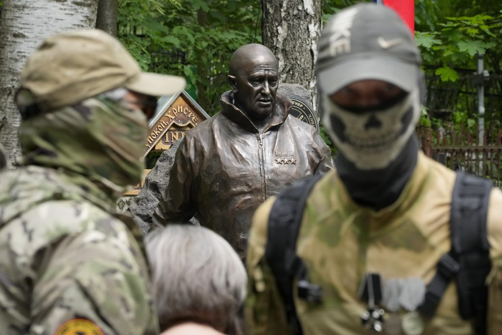 O statuie de bronz a lui Evgheni Prigojin, dezvelită la mormântul său din Sankt Petersburg 2 profimedia 0878107781