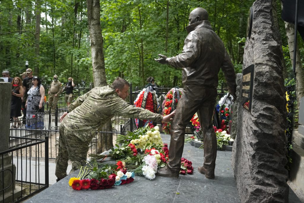 O statuie de bronz a lui Evgheni Prigojin, dezvelită la mormântul său din Sankt Petersburg 1 profimedia 0878108376