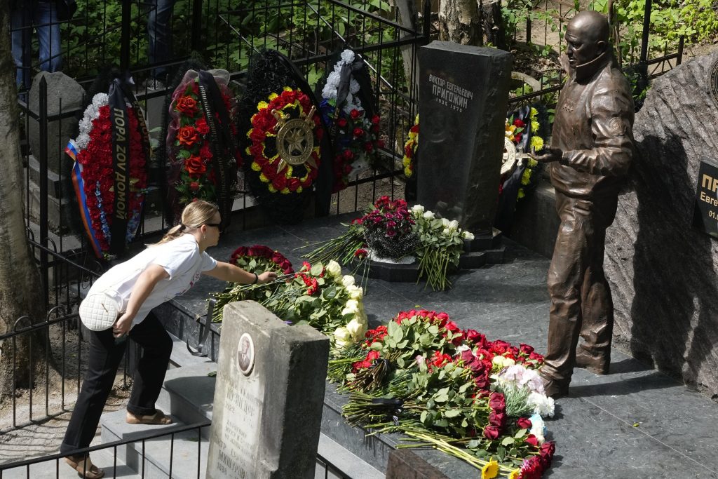 O statuie de bronz a lui Evgheni Prigojin, dezvelită la mormântul său din Sankt Petersburg 4 profimedia 0878119395