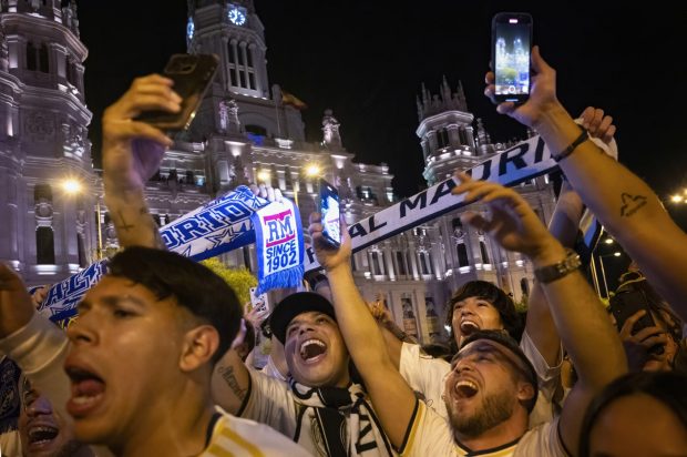 Fiesta la Madrid, după ce Real a cucerit trofeul Ligii Campionilor. Zeci de mii de fani au sărbătorit pe străzi. VIDEO