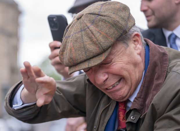 Nigel Farage, atacat cu gunoaie în timp ce făcea campanie. Atacatorul a fost arestat