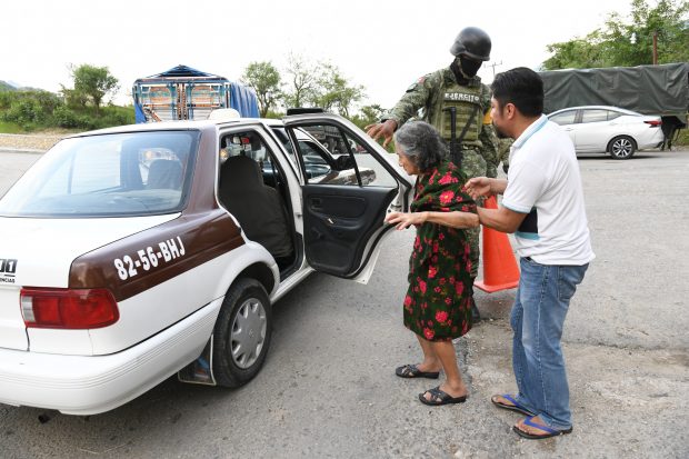 Un oraș din Mexic s-a golit de locuitori după ce bărbați înarmați au început să tragă în case. „Toată noaptea am ascultat gloanțele”