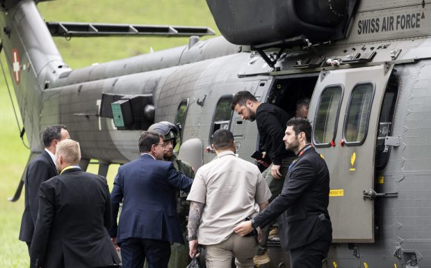 Cum a călătorit Zelenski la summitul de pace din Elveția: escortat de două F-18 până la Zurich, preluat de un elicopter și apoi de o limuzină