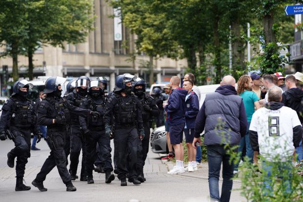 Utrași români, reținuți la intrarea în Germania. „Au fost ținuți ore în șir în arest, după care au fost expulzați de unde au venit”