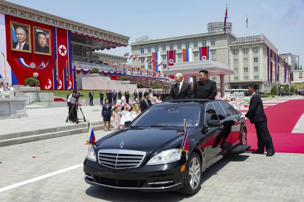 Vladimir Putin, primit cu pompă la Phenian: mii de nord-coreeni, inclusiv copii, au pus în scenă un spectacol pentru dictatorul rus