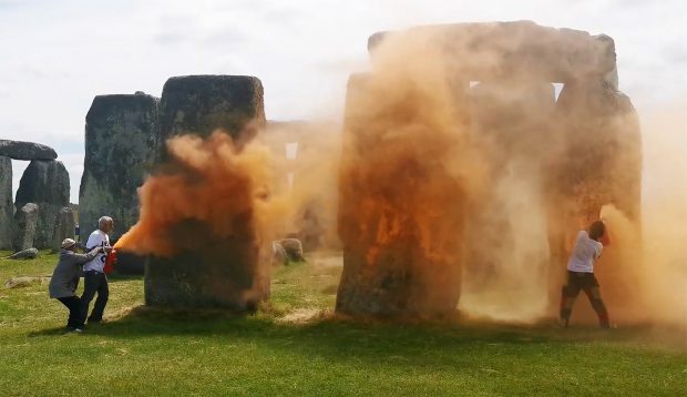 Monumentul Stonehenge din Marea Britanie, vandalizat de activiști de mediu. Două persoane au stropit cu vopsea pietrele antice