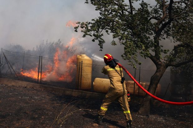 Două localități din Grecia au fost evacuate din calea unui incendiu de vegetație izbucnit în apropiere de Atena