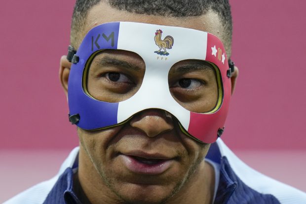 EURO 2024 | „Deghizarea anului”. Mbappé, care și-a spart nasul cu Austria, și-a prezentat masca în culorile steagului francez