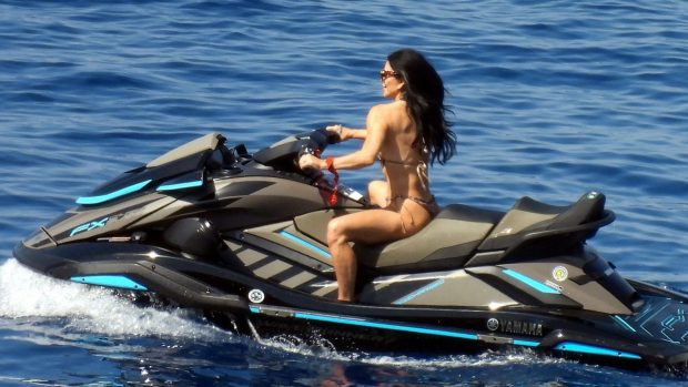 „Dezlănțuită!”. Lauren Sánchez, logodnica miliardarului Jeff Bezos, se distrează pe ski-jet, în vacanța din Mykonos