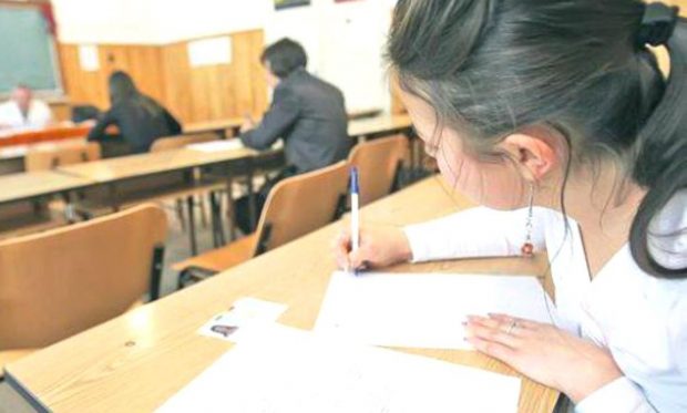ÎN SCURT TIMP: Rezolvarea subiectelor la Matematică la Evaluarea Națională 2024. Un profesor explică în direct cerinţele