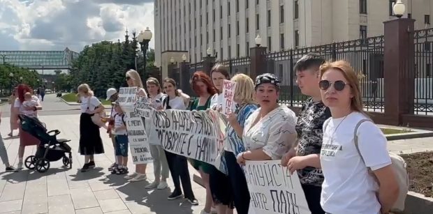 Soţiile soldaţilor ruşi au cerut în faţa Ministerului Apărării de la Moscova întoarcerea bărbaţilor de pe front